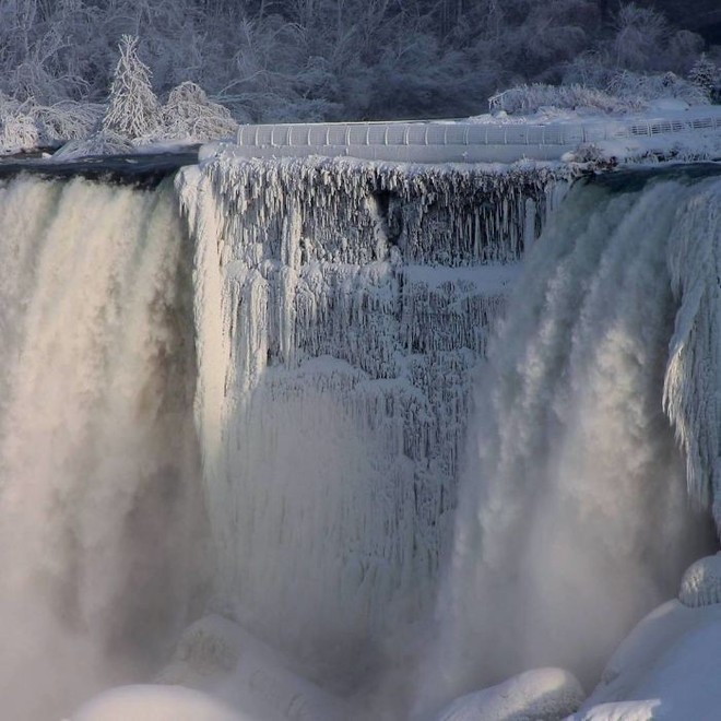[Ảnh] Khung cảnh thác Niagara đóng băng trong đợt rét kỷ lục của nước Mỹ - Ảnh 8.