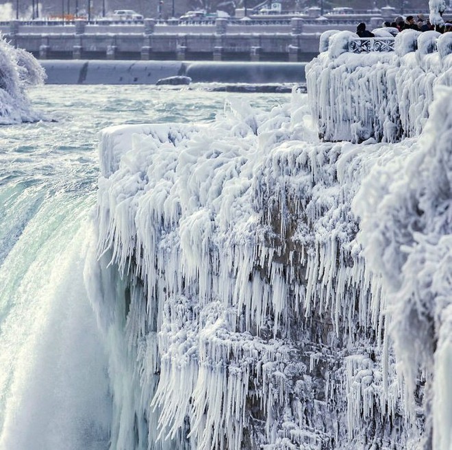 [Ảnh] Khung cảnh thác Niagara đóng băng trong đợt rét kỷ lục của nước Mỹ - Ảnh 9.