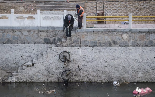 Trung Quốc: Tổng cộng hơn 1000 chiếc xe đạp chia sẻ được vớt dưới sông lên - Ảnh 3.