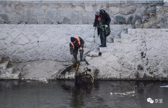 Trung Quốc: Tổng cộng hơn 1000 chiếc xe đạp chia sẻ được vớt dưới sông lên - Ảnh 4.