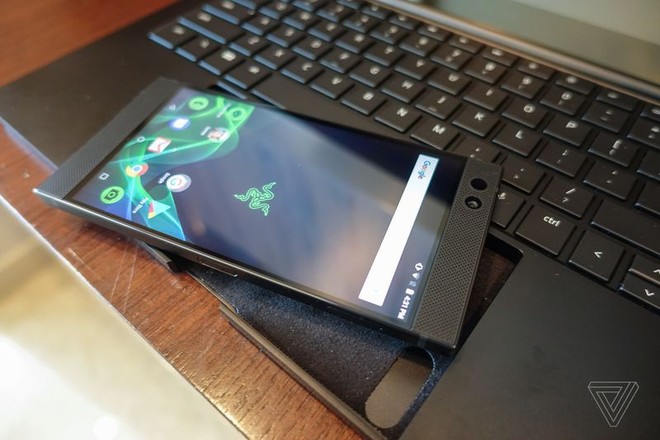 [CES 2018] Razer trình diễn Project Linda, biến Razer Phone trở thành laptop, chơi game mượt, chính ảnh ngon - Ảnh 3.