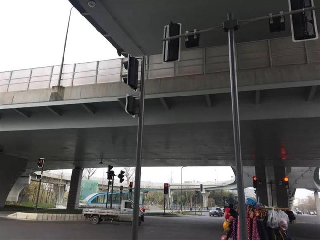 Trung Quốc: Người dân hoang mang vì ngã tư này có tới... 37 cột đèn giao thông - Ảnh 3.