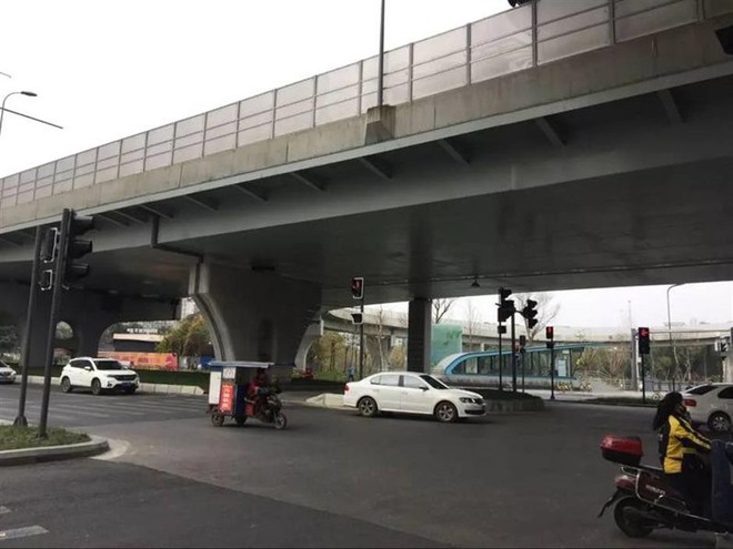 Trung Quốc: Người dân hoang mang vì ngã tư này có tới... 37 cột đèn giao thông - Ảnh 4.