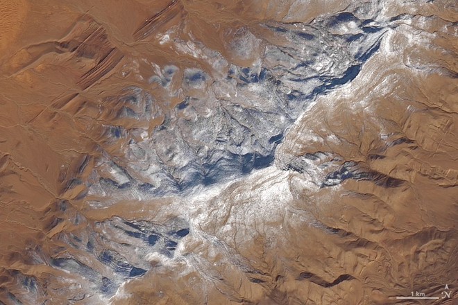 Ảnh vệ tinh xác nhận tuyết rơi ở sa mạc Sahara là có thật - Ảnh 1.