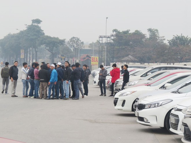 Hàng trăm xe ô tô tuần hành trên đường phố Hà Nội đòi Grab giảm tỷ lệ ăn chia - Ảnh 1.