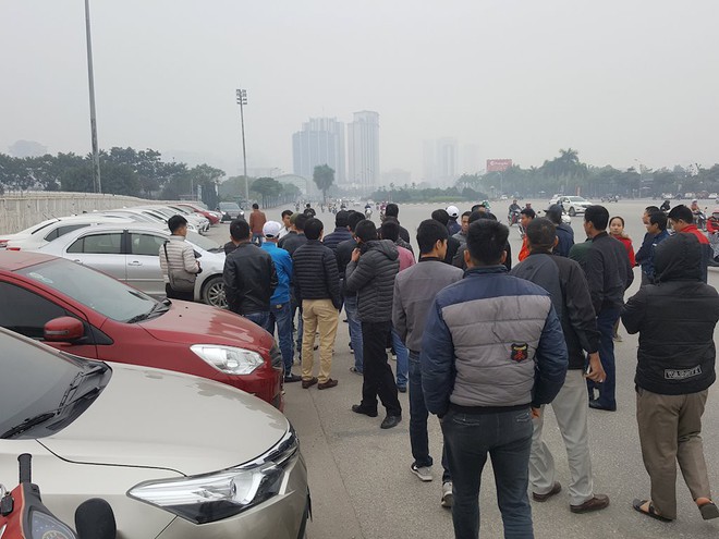 Hàng trăm xe ô tô tuần hành trên đường phố Hà Nội đòi Grab giảm tỷ lệ ăn chia - Ảnh 2.