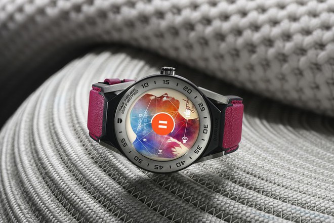 TAG Heuer ra mắt smartwatch mới, giá 1.200 USD, có khả năng biến thành đồng hồ cơ, chống nước ở độ sâu 50 mét - Ảnh 2.