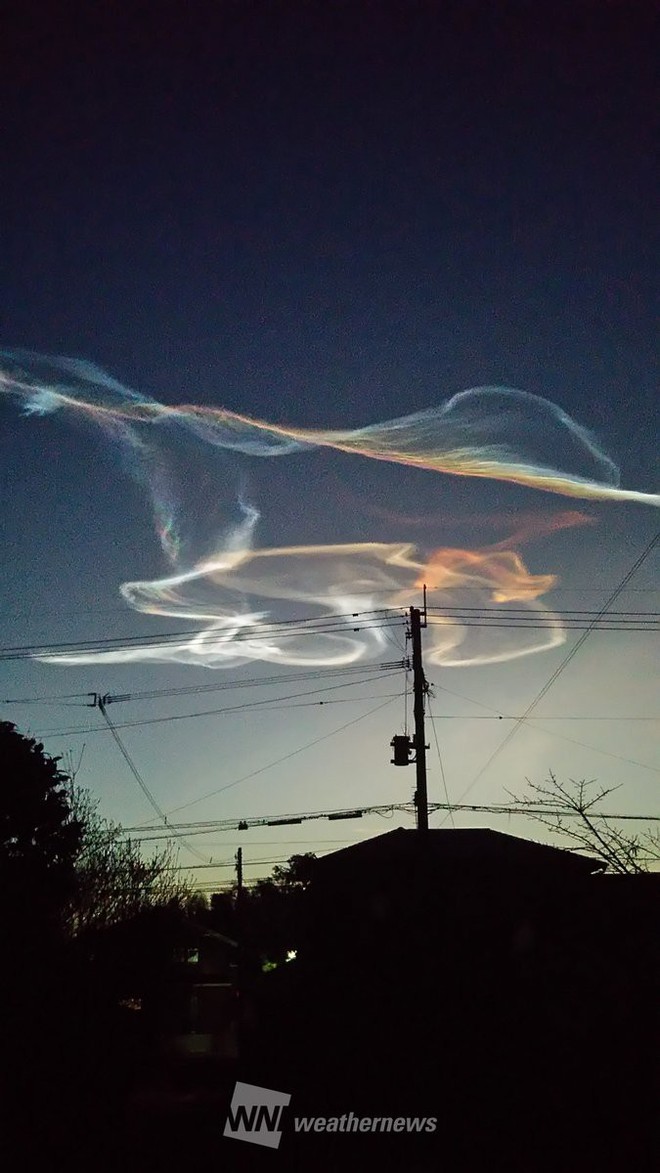 Những vệt mây khói đa sắc trên bầu trời Nhật Bản là kết quả của việc phóng tên lửa vệ tinh - Ảnh 1.