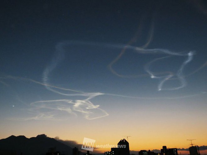 Những vệt mây khói đa sắc trên bầu trời Nhật Bản là kết quả của việc phóng tên lửa vệ tinh - Ảnh 2.
