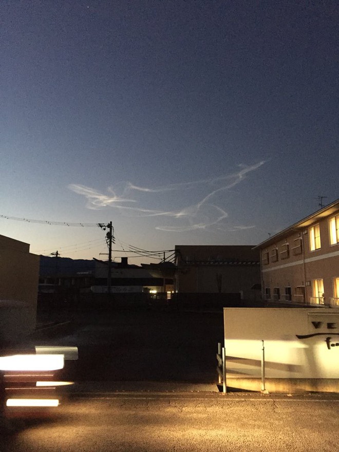 Những vệt mây khói đa sắc trên bầu trời Nhật Bản là kết quả của việc phóng tên lửa vệ tinh - Ảnh 4.