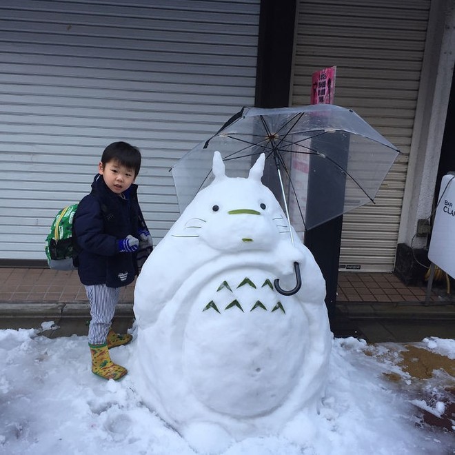 Hàng loạt nhân vật hoạt hình bỗng xâm chiếm Tokyo sau đợt tuyết rơi dày nhất trong 4 năm qua - Ảnh 1.