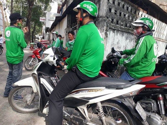 Hàng trăm tài xế GrabBike ở Sài Gòn tắt ứng dụng, kéo đến trụ sở công ty để phản đối việc tăng chiết khấu - Ảnh 3.