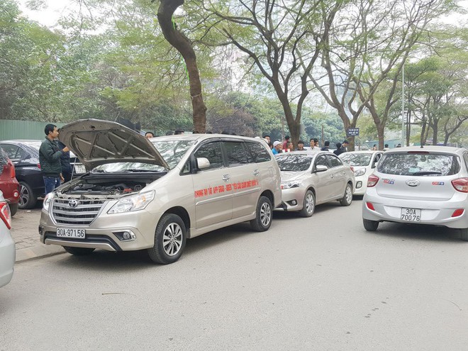 Hàng trăm xe ô tô tuần hành trên đường phố Hà Nội đòi Grab giảm tỷ lệ ăn chia - Ảnh 3.