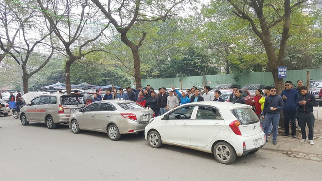 Hàng trăm xe ô tô tuần hành trên đường phố Hà Nội đòi Grab giảm tỷ lệ ăn chia - Ảnh 4.