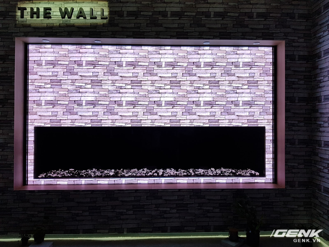  Không phải ngẫu nhiên mà Samsung đặt tên cho siêu phẩm của mình là “bức tường”. Kích thước mặc định của chiếc TV này là 146 inch - lớn nhất trên thị trường hiện này và không khác gì một bức tường vĩ đại thực sự. 