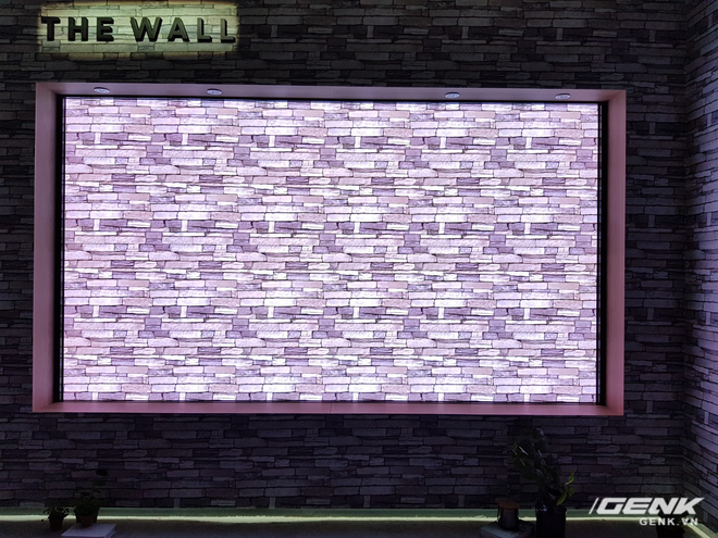  Còn với chế độ “bức tường”, màn hình TV sẽ trở nên tĩnh lặng như hòa làm một với bức tường ở phía sau cũng như không gian xung quanh, cực kỳ tinh tế và sang trọng. 