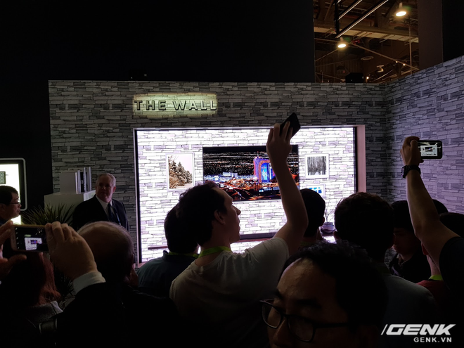  Siêu phẩm The Wall của Samsung đã thu hút được rất nhiều sự chú ý từ phía khách tham quan tại CES 2018 bởi tính đột phá cũng như những công nghệ tương lai mà thiết bị này mang lại. 