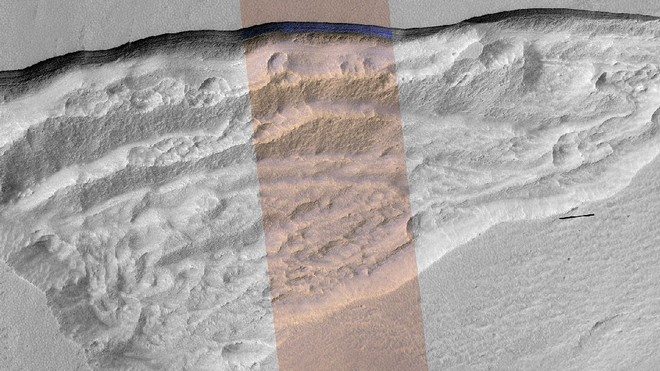  Sườn băng trên Sao Hỏa, ảnh từ Mars Reconnaissance Orbiter, đã được cải thiện màu. 