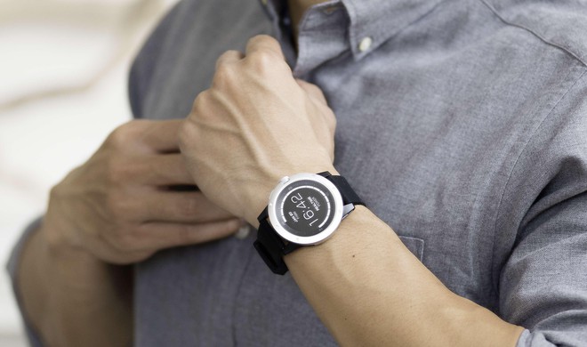[CES 2018] Chiếc smartwatch này có thể tự sạc bằng nhiệt độ cơ thể của bạn hoặc bằng năng lượng mặt trời - Ảnh 1.