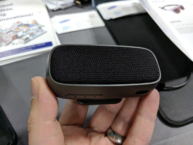 [CES 2018] Loa S-Ray của Samsung có thể truyền âm thanh đến thẳng tai của bạn, người ngoài không nghe thấy gì - Ảnh 2.