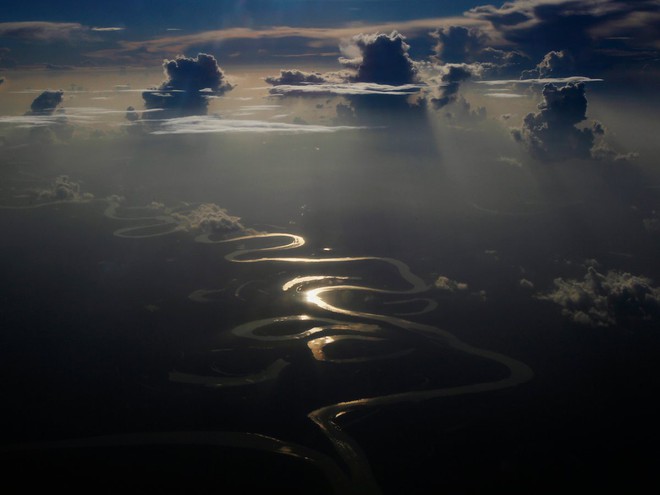  Sông Amazon là một trong các sông dài nhất và có lưu vực rộng nhất thế giới. Chiều dài của con sông nổi tiến này là 6.992 km. 