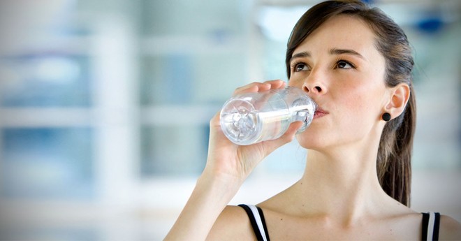 Câu hỏi một ngày uống bao nhiêu nước thì đủ lại có câu trả lời sẽ khiến bạn ngạc nhiên - Ảnh 2.