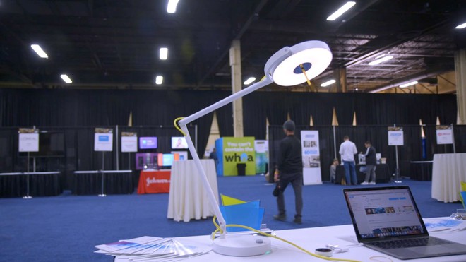 [CES 2018] Đây là chiếc đèn có thể cung cấp kết nối internet cho bạn qua ánh sáng - Ảnh 3.