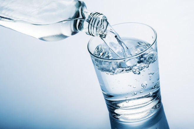 Câu hỏi một ngày uống bao nhiêu nước thì đủ lại có câu trả lời sẽ khiến bạn ngạc nhiên - Ảnh 1.