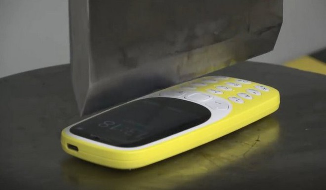 [Video tra tấn] Thử cắt đôi Nokia 3310 bằng máy nén thủy lực nặng 100 tấn - Ảnh 1.