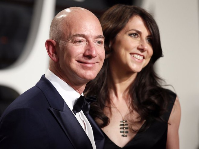 Đằng sau cuộc tình rửa bát cho vợ 25 năm vẫn ly hôn của tỷ phú giàu nhất thế giới Jeff Bezos - Ảnh 1.