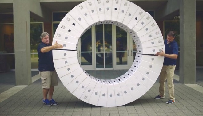 Góc rảnh rỗi: Lắp 36 hộp iMac rỗng thành bánh xe khổng lồ để nghịch cho vui - Ảnh 2.