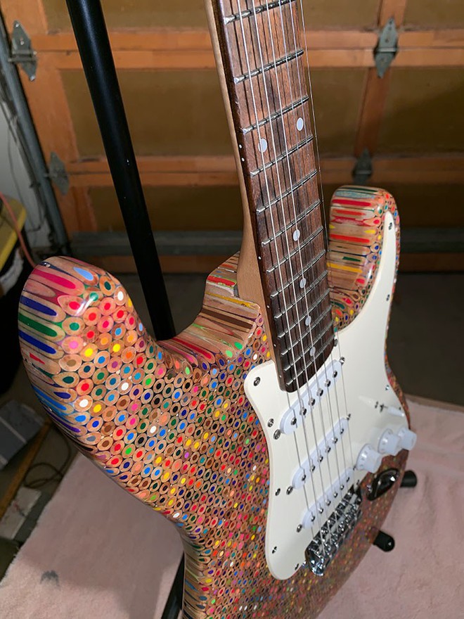 Cùng xem anh chàng khéo tay chế tác chiếc guitar điện đẹp kiệt xuất từ 1200 cái bút chì - Ảnh 20.