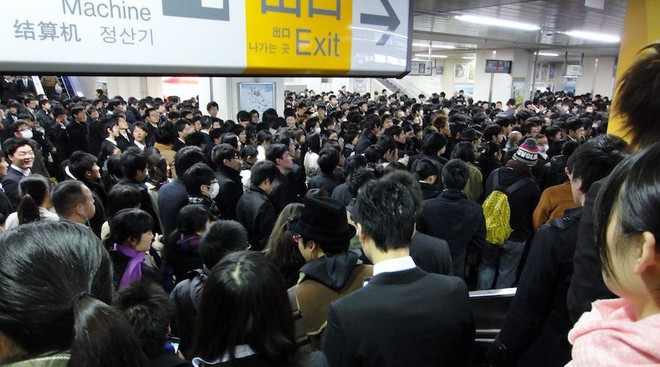 Hành khách ra vào Tokyo mỗi ngày đông hơn cả đội quân xâm lược hung hãn nhất lịch sử - Ảnh 3.