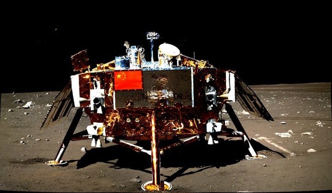 Cận cảnh quá trình hạ cánh và bức ảnh panorama đầu tiên về Mặt Trăng do tàu thăm dò Hằng Nga 4 gửi về Trái Đất - Ảnh 1.