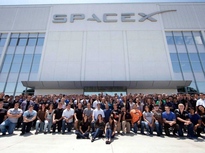 SpaceX sa thải 10% nhân viên, chuẩn bị cho giai đoạn cực kỳ khó khăn - Ảnh 2.