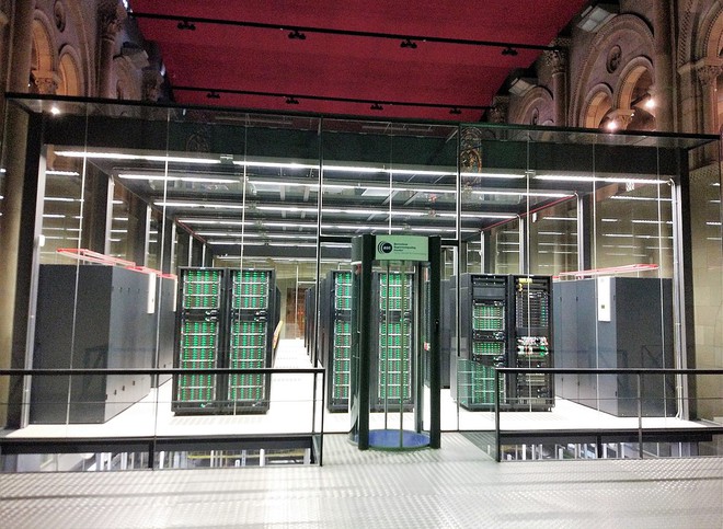 Trung tâm dữ liệu đẹp nhất thế giới là một siêu máy tính đặt trong nhà thờ Chúa có từ thế kỷ 19 - Ảnh 1.