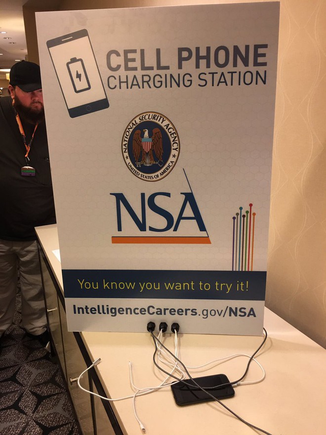 NSA dựng trạm sạc điện thoại ngay tại hội chợ hacker, mời chào mọi người dùng thử - Ảnh 1.
