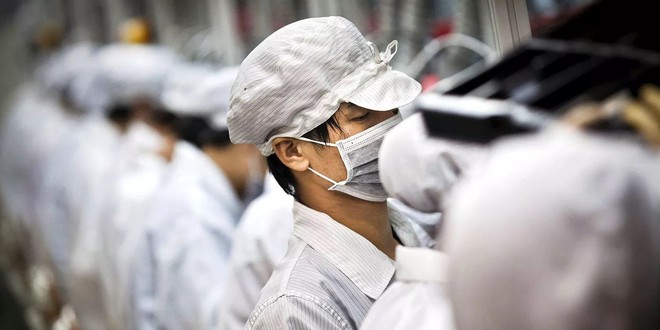 Foxconn cắt giảm 50.000 lao động hợp đồng tại nhà máy lắp ráp iPhone - Ảnh 1.