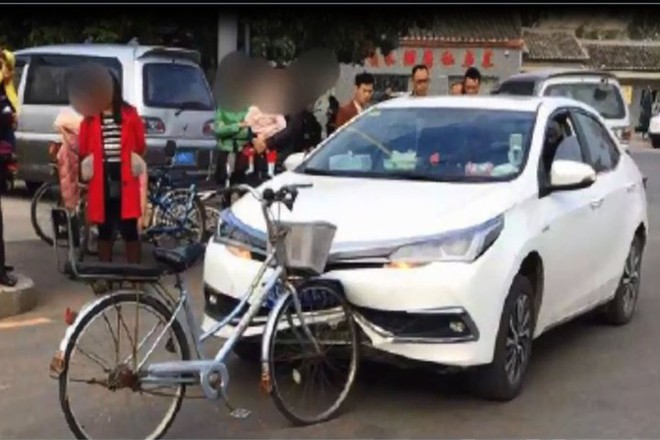 Xe đạp Trung Quốc đâm móp đầu ô tô Nhật nhưng không hề hấn gì - Ảnh 2.