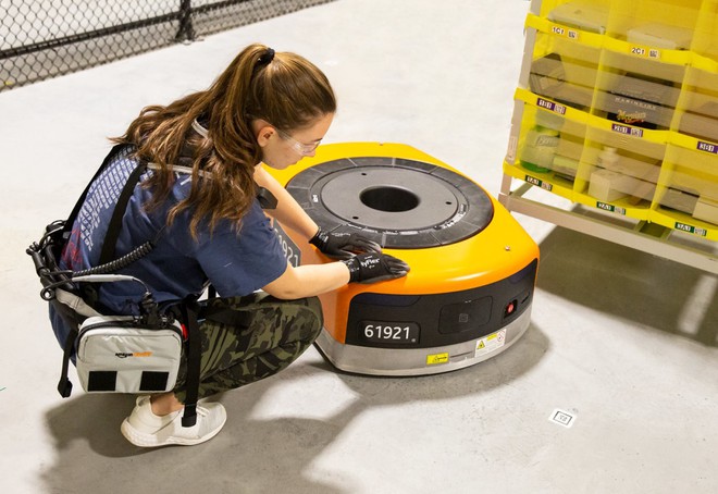 Amazon chế tạo thiết bị đặc biệt giúp công nhân không bị robot đâm phải - Ảnh 1.