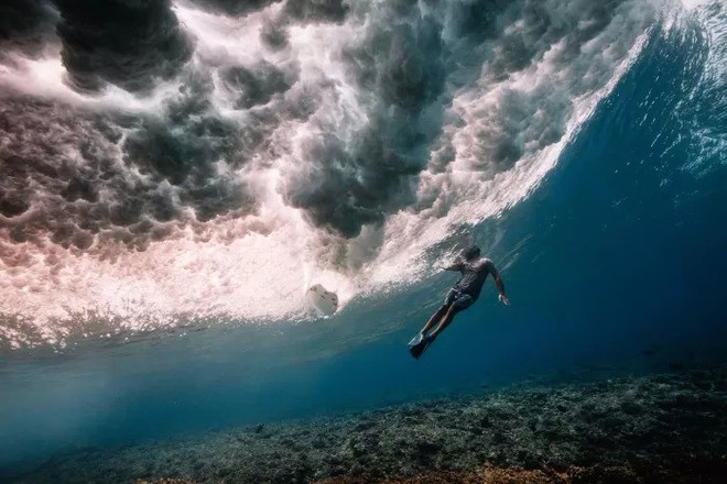 [Góc mãn nhãn] Ngắm vẻ đẹp đầy kỳ ảo của những con sóng biển khi nhìn từ dưới lòng đại dương - Ảnh 13.