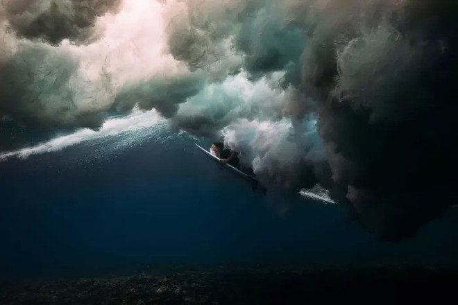 [Góc mãn nhãn] Ngắm vẻ đẹp đầy kỳ ảo của những con sóng biển khi nhìn từ dưới lòng đại dương - Ảnh 18.