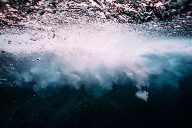 [Góc mãn nhãn] Ngắm vẻ đẹp đầy kỳ ảo của những con sóng biển khi nhìn từ dưới lòng đại dương - Ảnh 17.