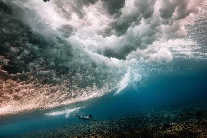 [Góc mãn nhãn] Ngắm vẻ đẹp đầy kỳ ảo của những con sóng biển khi nhìn từ dưới lòng đại dương - Ảnh 16.