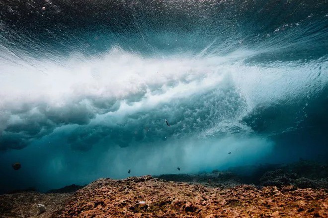 [Góc mãn nhãn] Ngắm vẻ đẹp đầy kỳ ảo của những con sóng biển khi nhìn từ dưới lòng đại dương - Ảnh 15.