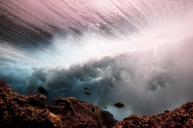 [Góc mãn nhãn] Ngắm vẻ đẹp đầy kỳ ảo của những con sóng biển khi nhìn từ dưới lòng đại dương - Ảnh 14.