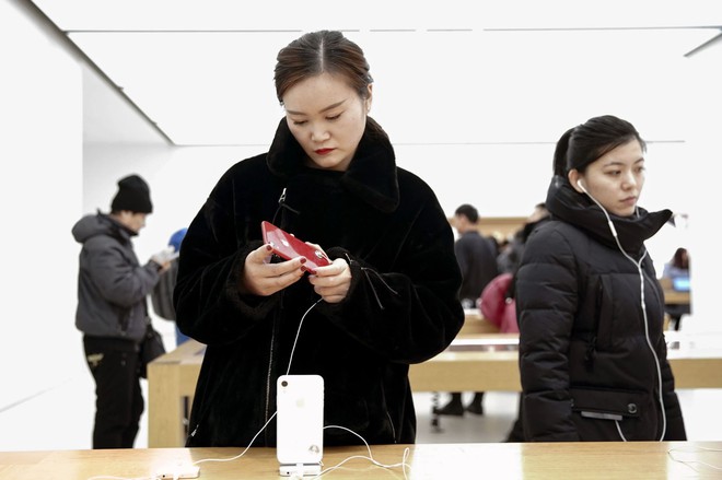 Biên tập viên New York Times chia sẻ: bố tôi vừa bán iPhone để mua smartphone Huawei - Ảnh 1.