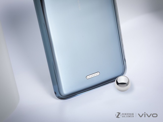 Cận cảnh smartphone không lỗ Vivo APEX 2019: Cổng sạc nam châm, truyền âm thanh qua màn hình, nút bấm cảm ứng lực, RAM 12GB - Ảnh 5.