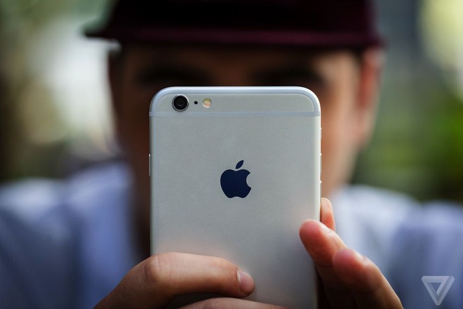 Apple: Người dùng chọn thay pin iPhone cũ sẽ làm doanh thu Apple sụt giảm khoảng 9 tỷ USD trong quý tới - Ảnh 1.