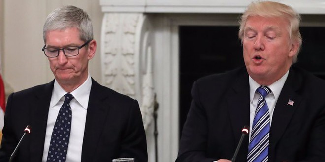 CEO Tim Cook khẳng định cuộc chiến tranh thương mại của Tổng thống Trump với Trung Quốc là nguyên nhân chính khiến doanh số iPhone sụt giảm - Ảnh 1.